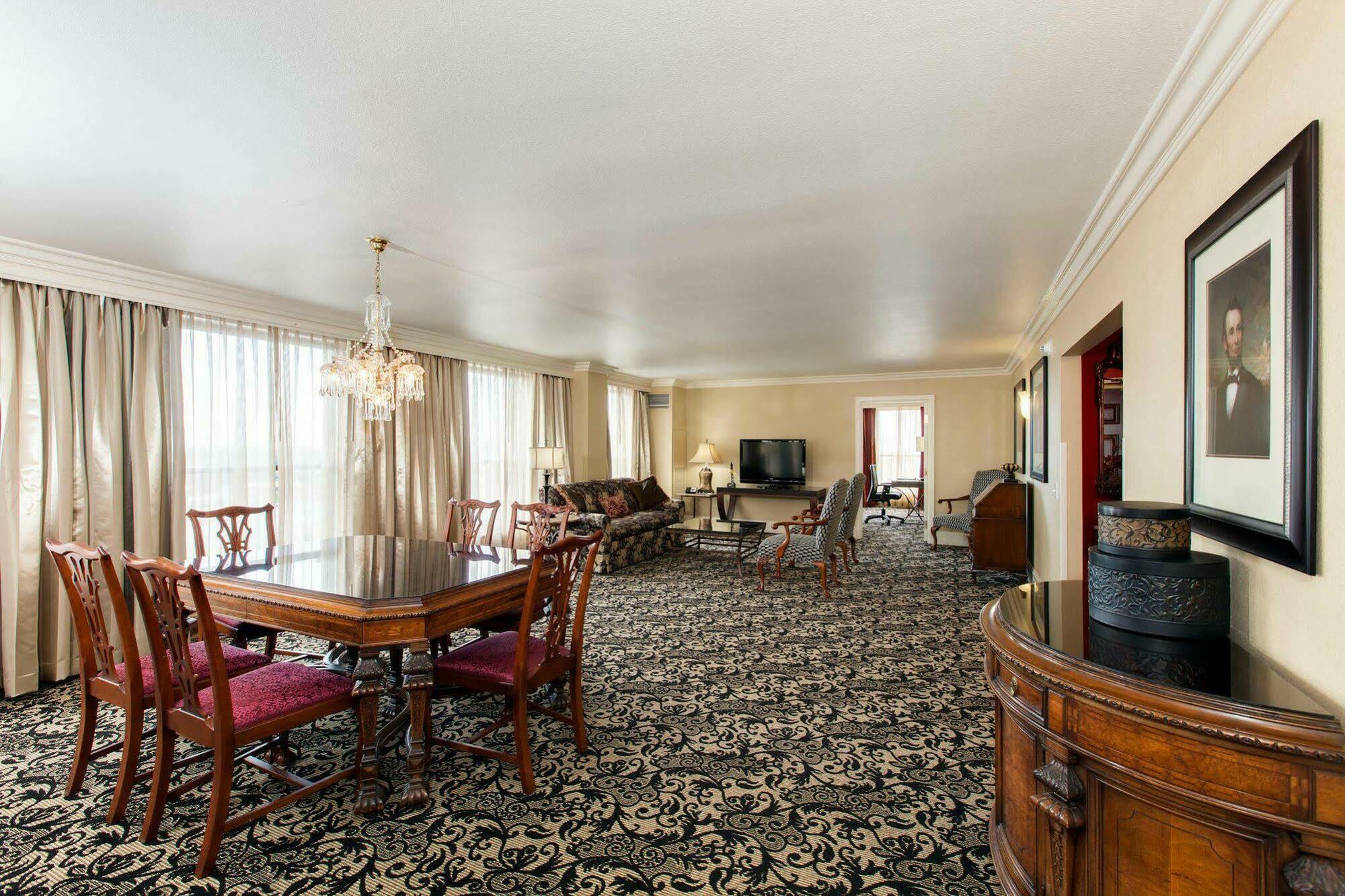 President Abraham Lincoln - A Doubletree By Hilton Hotel Springfield Bagian luar foto